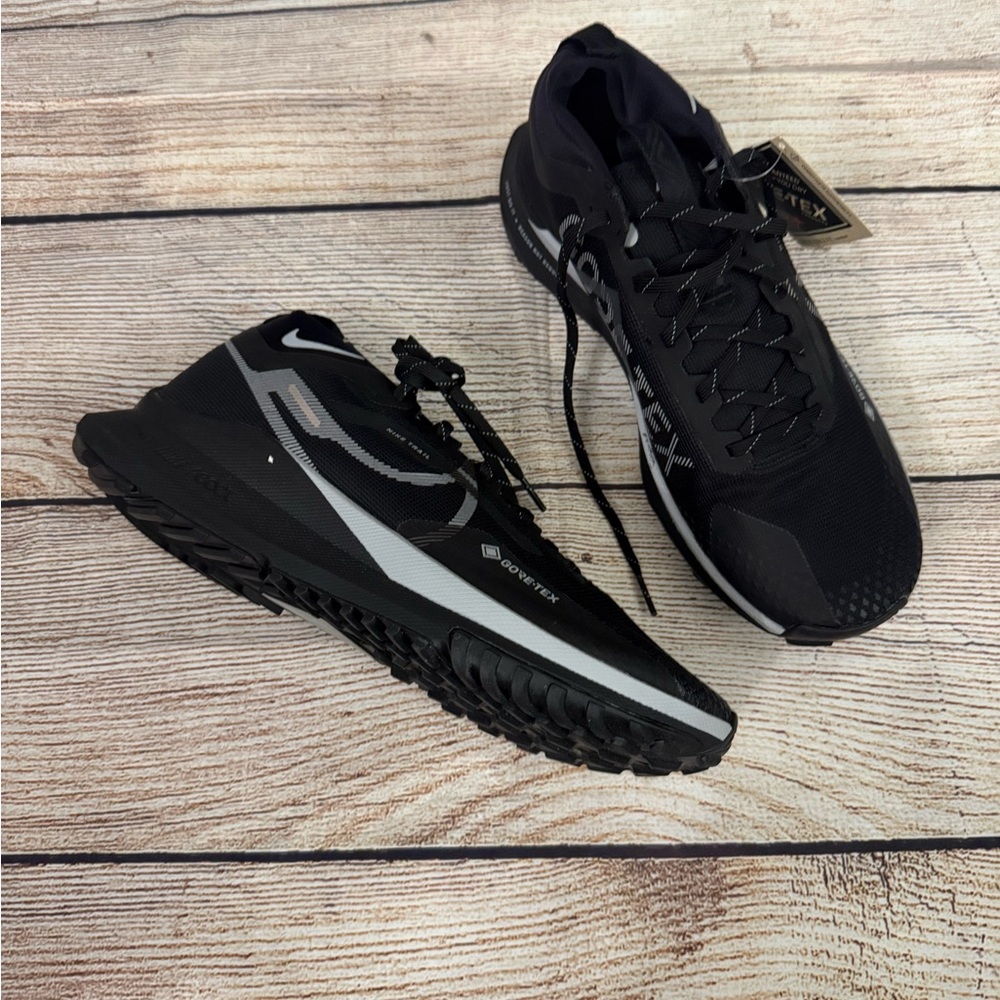 Nike GORE-TEX Men's Black and Gray Athletic Shoes